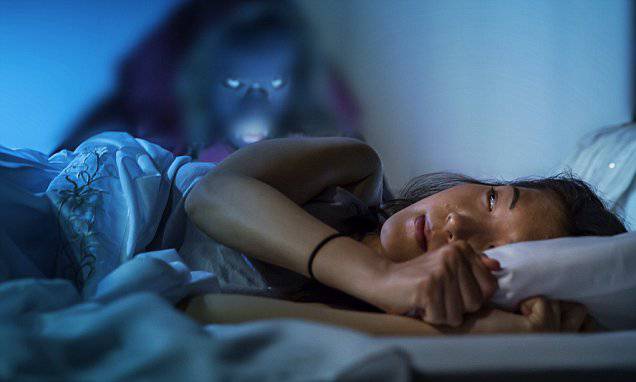 En regardant l'écran de surveillance, elle aperçoit un fantôme de bébé  dormir à côté de son fils… et elle n'a pas rêvé !