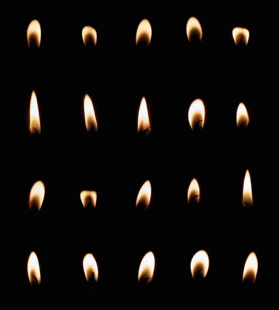 Photo Modifiée De Quatre Bougies. Les Flammes Écrivent Les Nombres